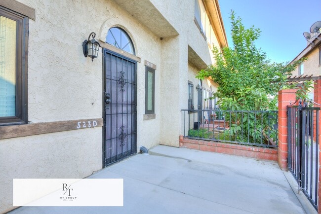 Building Photo - Fully Remodeled | Spacious & Bright Townhome
