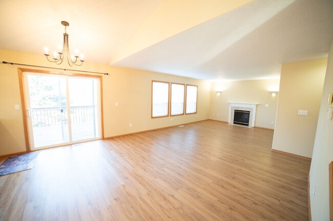 Building Photo - Spacious Home, Minutes from Local Parks an...