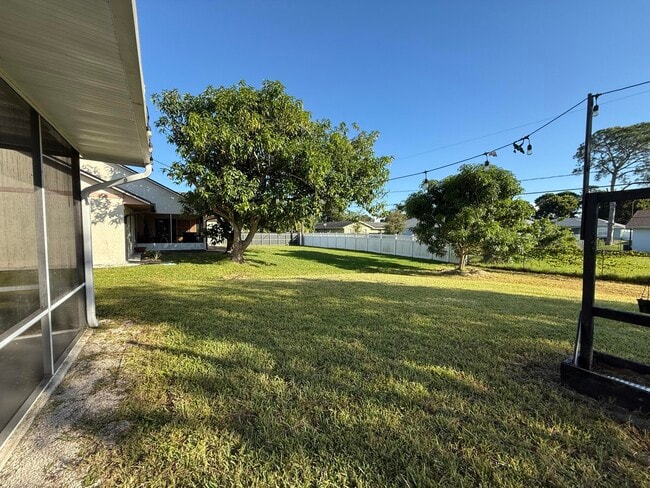 Building Photo - 1925 SW Libra Ln