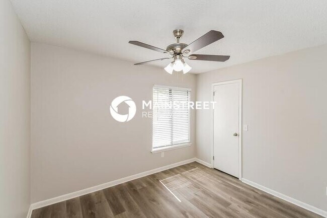Building Photo - 3 Bedroom Pet-Friendly Home in Jacksonville, FL with Main Street Renewal