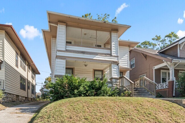 Building Photo - Charming 2-Bedroom Apartment Near UMKC – Hardwood Floors & Pet-Friendly Living in Kansas City $13...
