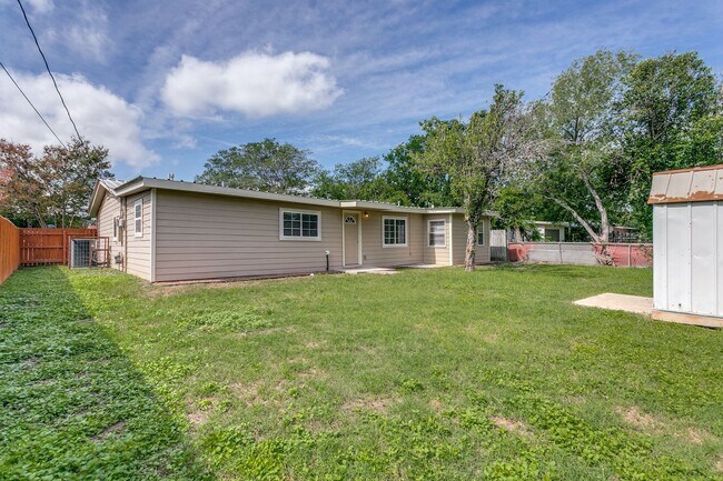 Building Photo - 5-BEDROOM HOME IN WILSHIRE TERRACE