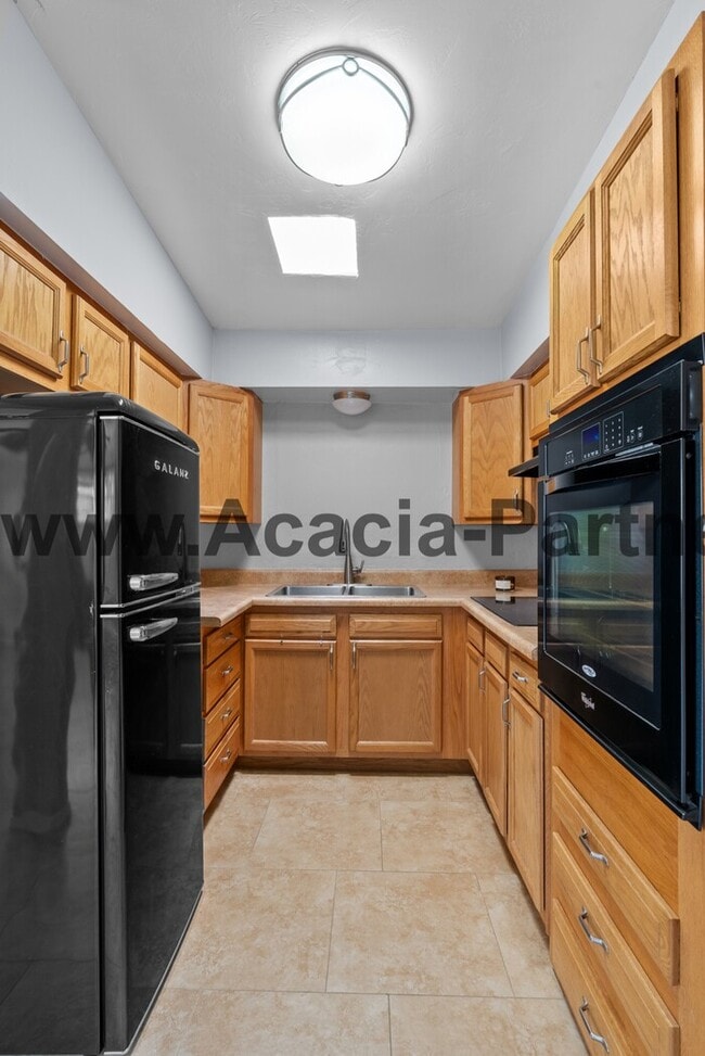 Building Photo - Two Bedroom Home with Guest House