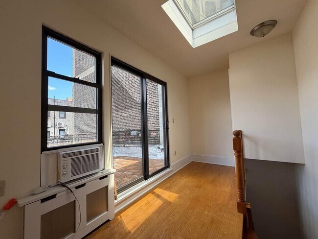 Building Photo - 39 W 68th St