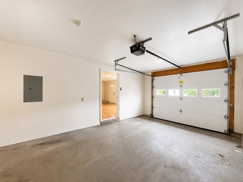 Building Photo - 8 Pebble Ln