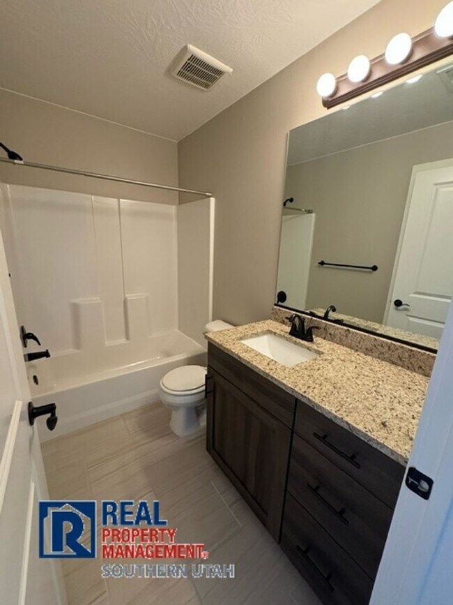 Building Photo - Desert Hills Townhome