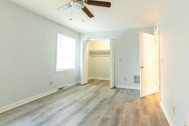 Building Photo - 3 story 2 bed 1.5 bath condo with large ga...
