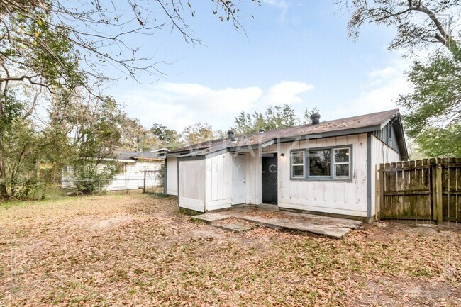 Building Photo - 3 Bed/1 Bath Home with Large Yard and Fence!