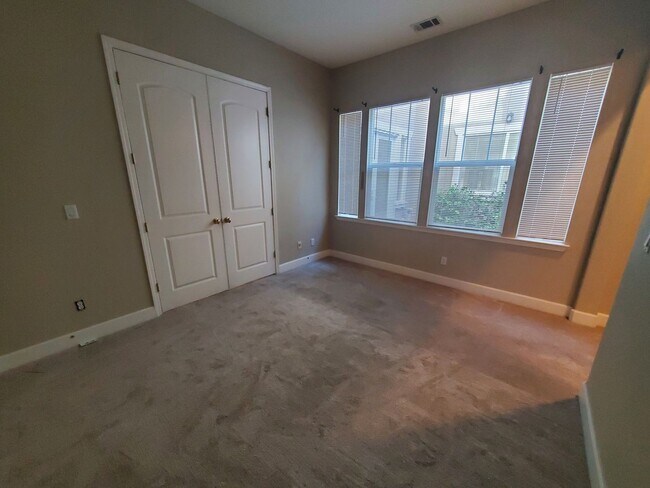 Building Photo - STUNNING SPACIOUS 5 BEDROOM HOME IN CONCOR...