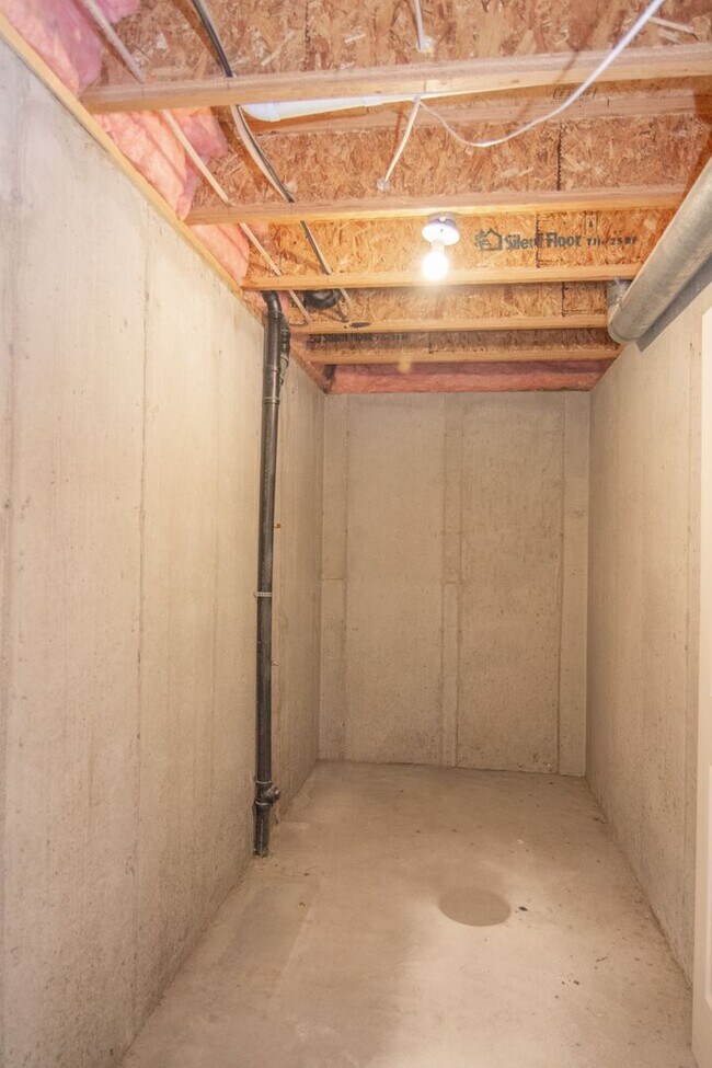 Building Photo - Gorgeous Bountiful Home w/ Solar & 3 Car Garage