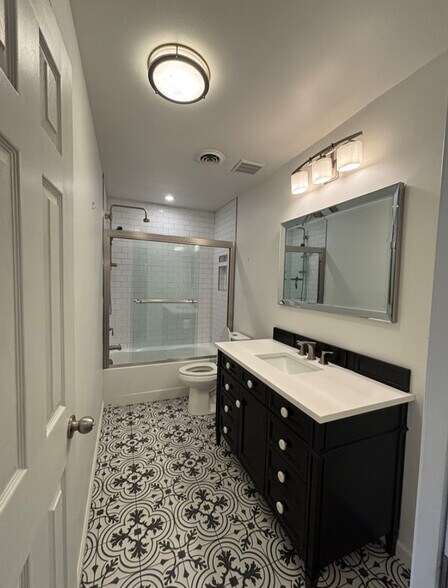 Building Photo - 723 Sir Walter Cir