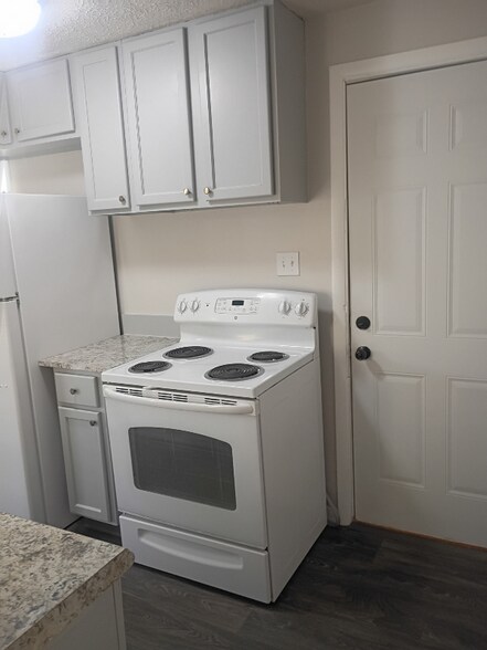 Building Photo - 106 N Mitchner Ave