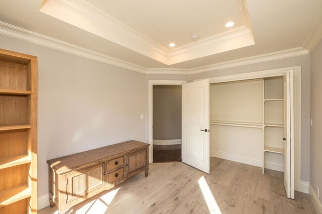 Building Photo - 5 Bed, 4.5 Bath Executive Home w/ Designer...