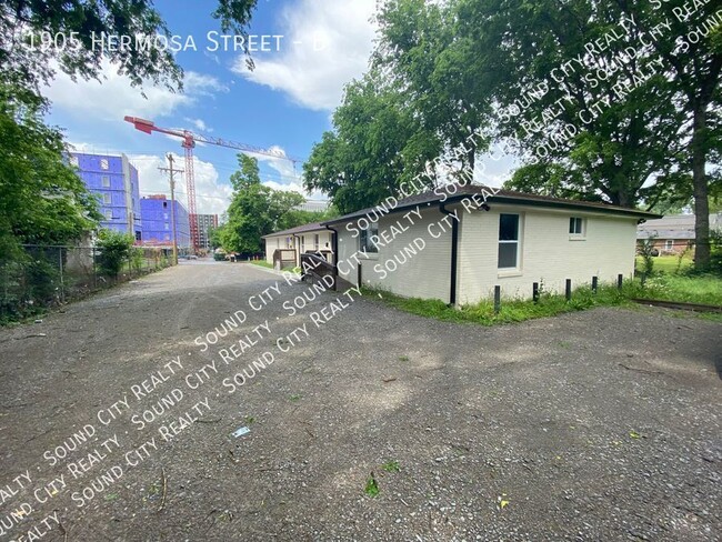 Building Photo - 2BR walk to Meharry Medical College or Fis...