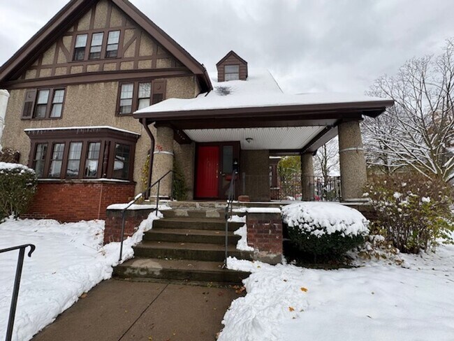 Building Photo - 775 University Ave