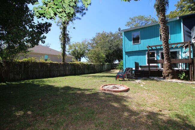 Building Photo - Spacious 3-Bedroom, 1.5-Bath Townhome in Gulf Breeze Near Top-Rated Schools, Beaches, and Gulf Br...