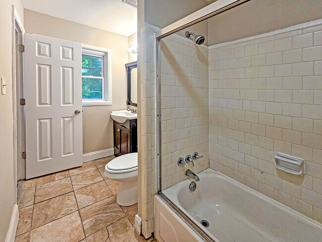 Building Photo - Spacious 4 Bedroom Home Near University Av...