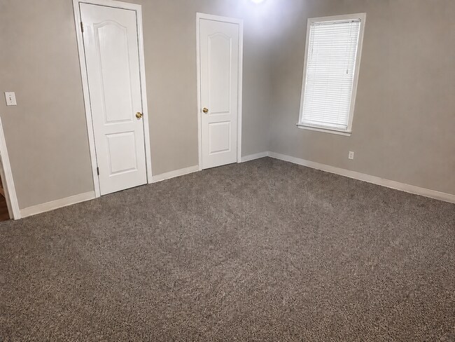 Building Photo - Adorable 2-Bedroom Gem: Fresh Floors & New Appliances!