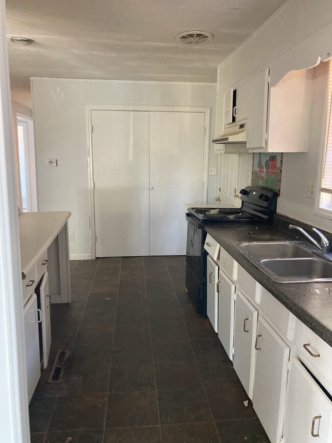 Building Photo - 3 Bedroom 2 bathroom