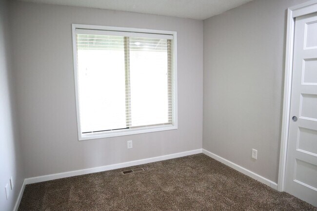 Building Photo - 10111 NE Tanglewood Dr