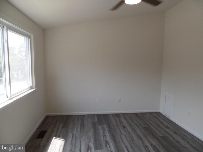 Building Photo - 1126 Barnaby Terrace SE