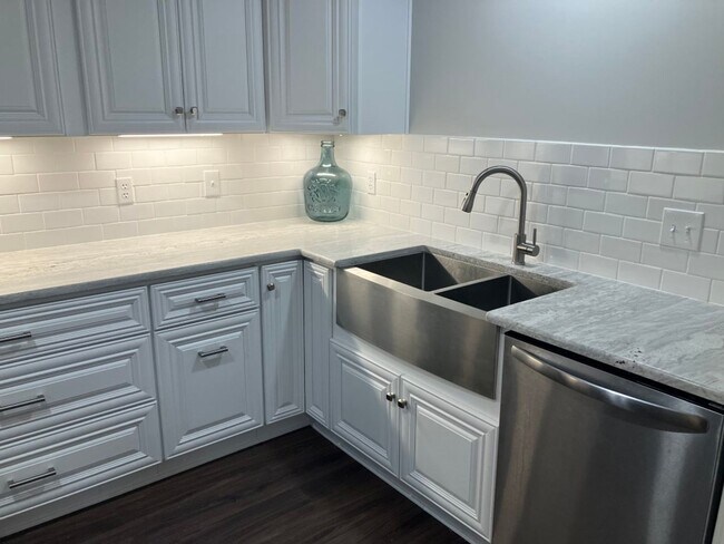 Building Photo - Lower Level Apartment in Beautiful Brentwo...