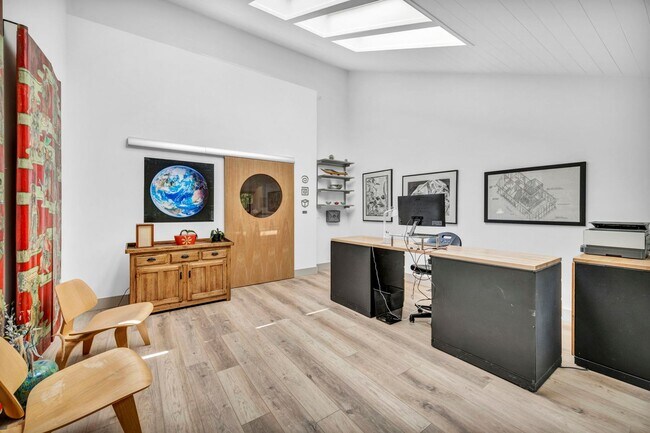 Building Photo - LAKEFRONT LUXURY ON LAKE STANLEY | FULLY FURNISHED + UTILITIES INCLUDED IN GUARDED LAKERIDGE SHORES