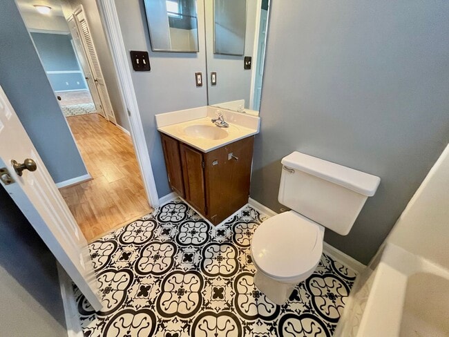 Building Photo - Spacious 3 bedroom, 2 bath property on ove...