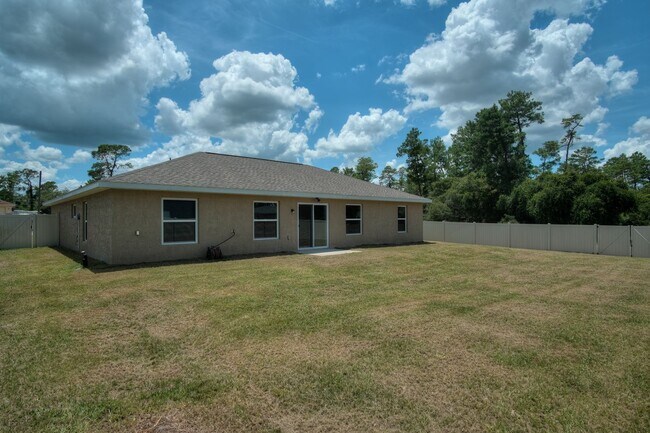 Building Photo - Spacious 4/2/2 Available Now!