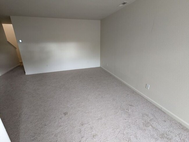 Building Photo - Updated 3-Bedroom Townhome in Dayton – Mov...