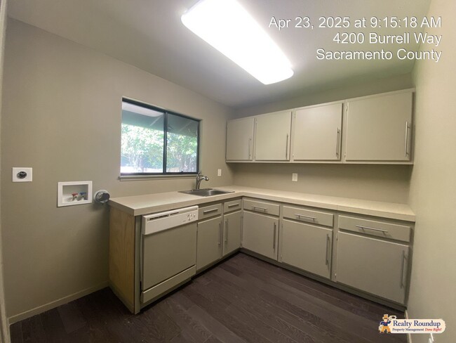 Building Photo - Sprawling Ranch with Open Floorplan & Exce...
