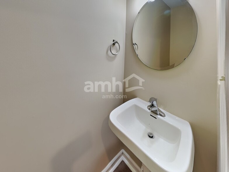 Building Photo - 8036 Chesterhill Way