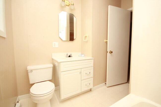 Building Photo - Updated home on 1 acre lot