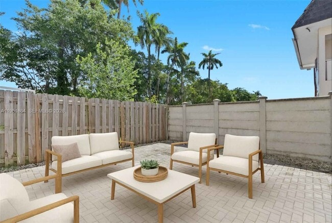 Building Photo - 170 NW 158 St #8 Miami, FL 33169