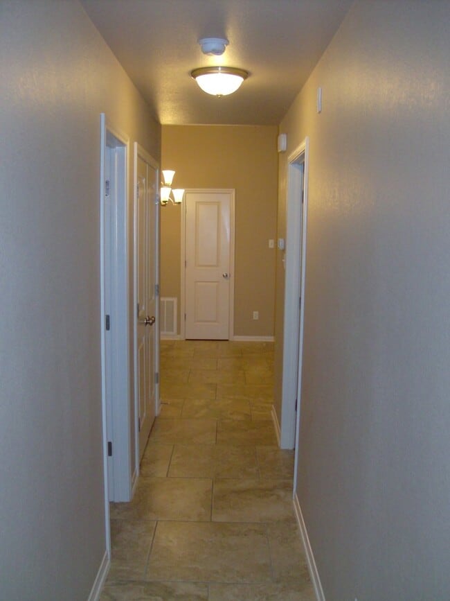 Building Photo - Gorgeous 2 bed/2 bath near Bunny Trail in ...