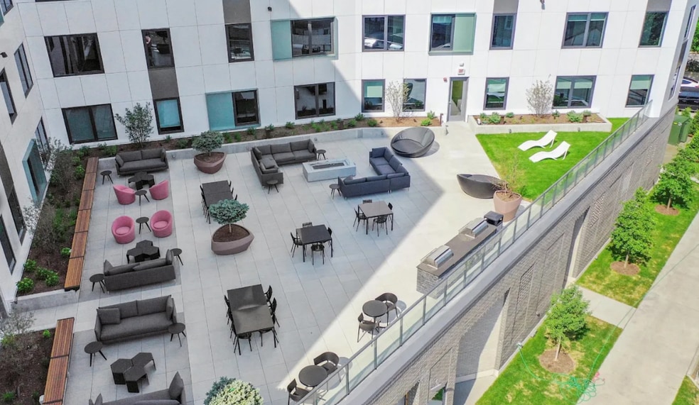 Building Photo - 300 N Ashland Ave