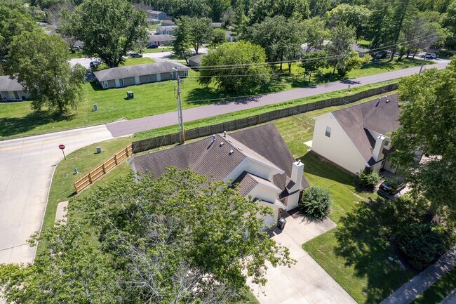 Building Photo - 4302-4304-4304 Cheryl Ct