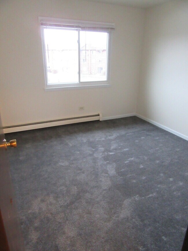 Building Photo - 135 Pickwick Dr