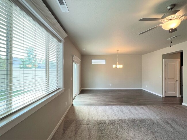 Building Photo - Beautiful 4 bed 2.5 bath Blackrock home in the Verado Subd just off N Locust Grove and Ustick Rd