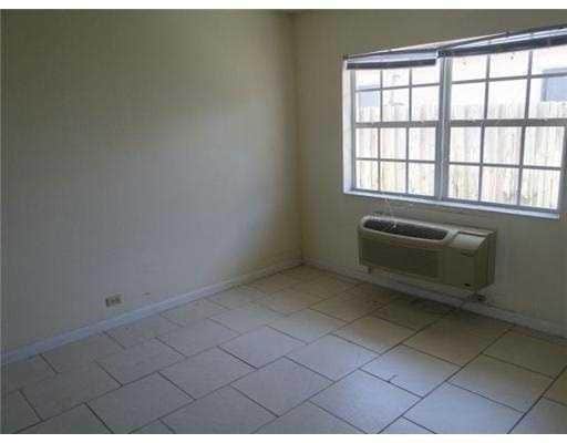 Building Photo - 724 Truman St