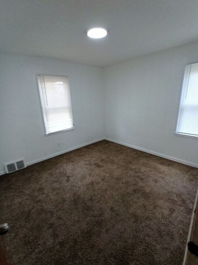 Building Photo - 3 bedroom 1.5 bath brick bungalow - AVAILA...