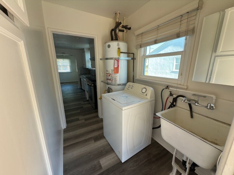 Building Photo - 1130 E Workman Ave