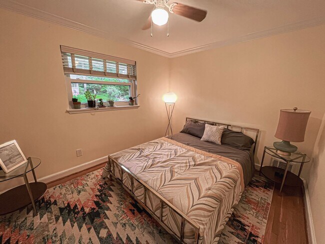 Building Photo - Sunny and Bright 4 Bedroom 3 Bath 2 Level ...