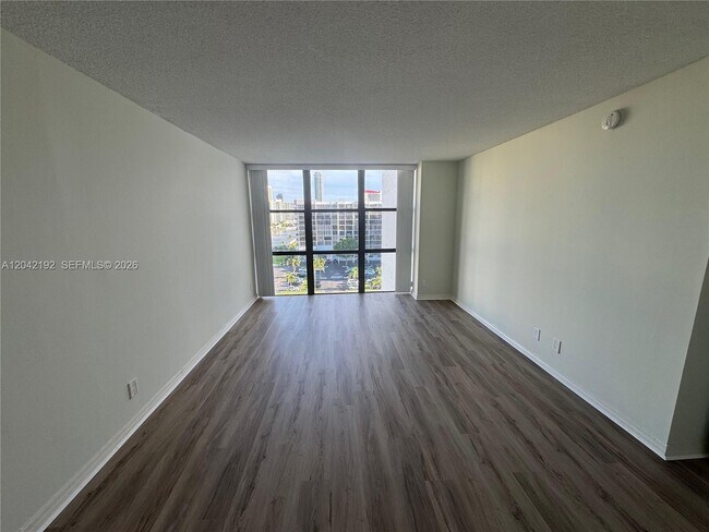 Building Photo - 800 Parkview Dr
