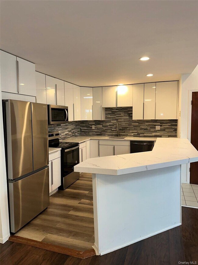 Building Photo - 83 Manorhaven Blvd