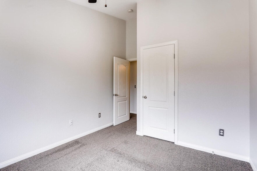 Building Photo - 2750 Fountain Ridge Ln