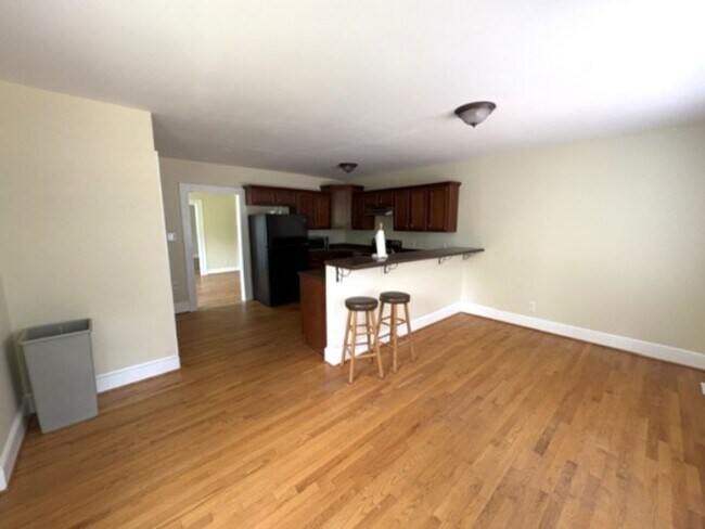 Building Photo - Newly Renovated - Large Backyard - 2/2 House!!