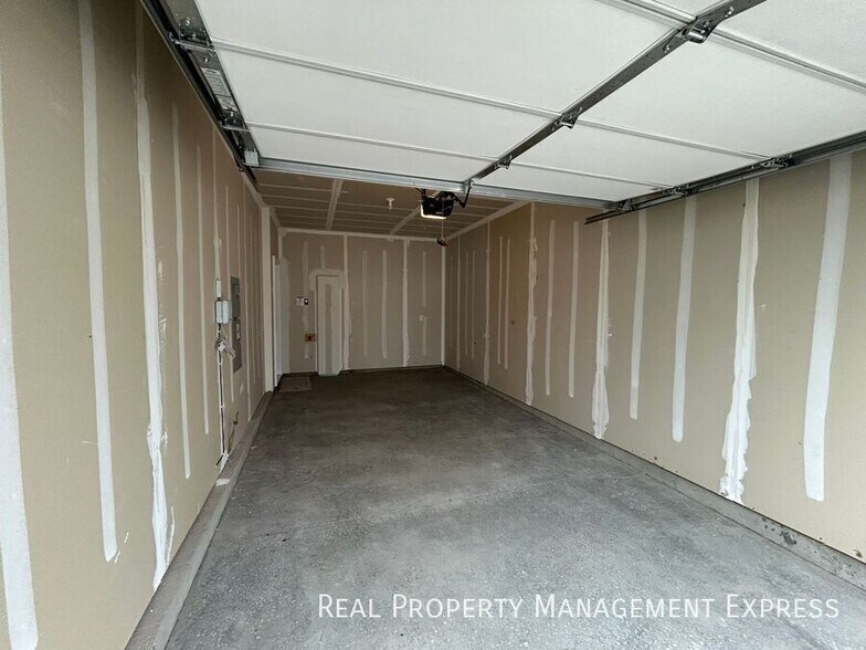 Building Photo - 2 Bedroom 1.5 Bathroom Home for Rent