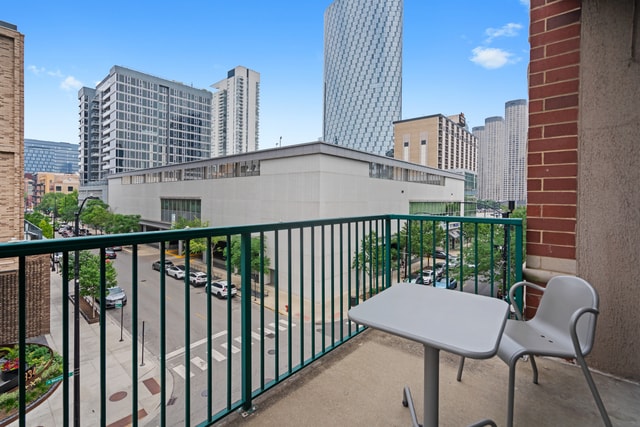 Building Photo - 841 W Monroe St