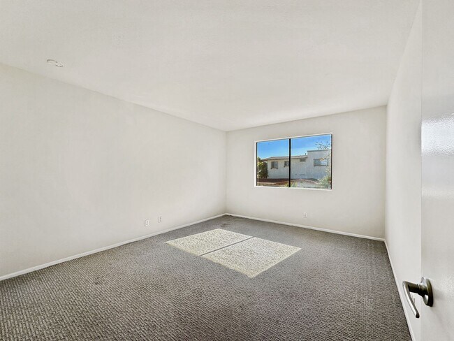 Building Photo - MON250